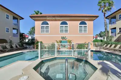 Image de Bayfront Townhome: 3br, Balcony, Pool Access, Private Elevator - by SkyRun Anna
