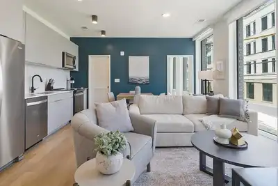 Landing | Beautiful 2bd, Pool, Gym