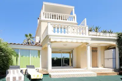 Image de Villa de charme à proximité du bord de mer. Entièrement aménagée.