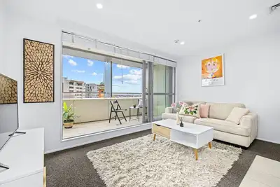 Image de City Fringe Apartment with Sunset and City View