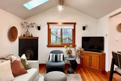 Image de Designer Inspired Beach Cottage, One Short Block from an Expansive Beach