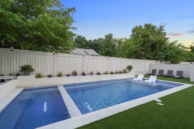 Image de Modern Poolside Retreat: Ultimate blend of comfort, luxury, and location