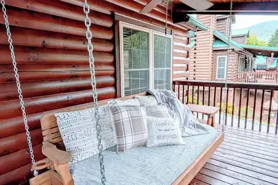 Image de \"Inn the Valley\" New/Dog friendly/Cabin/Elk/Hot Tub/Shuffleboard/Gas Fireplace