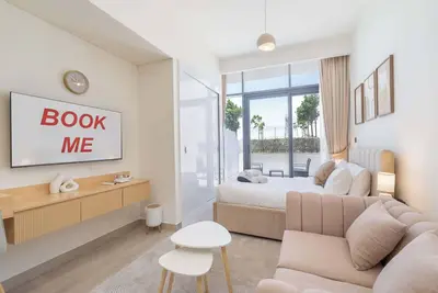 Image de Serene Living Space Backing onto Community Garden