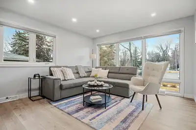 Image de Beautiful House 3bdr>Chinook Mall 2 mins>Downtown 10 mins / Backyard>Firepit>Ps5