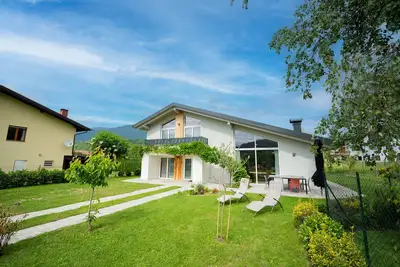 Modern villa with hot tub for exclusive use, dogs welcome.