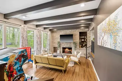 Image de Newly Renovated Midcentury Home is 4acres with Pond view near Dixie Park