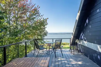 Image de Upscale Lakefront Adu w/ Access to Pickleball Court