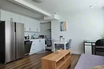 Image de Private south-facing suite with a full bathroom and fully equipped kitchen.