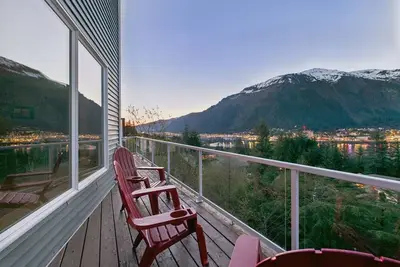Image de Juneau Escape | Ocean Views, Deck & Soaking Tub