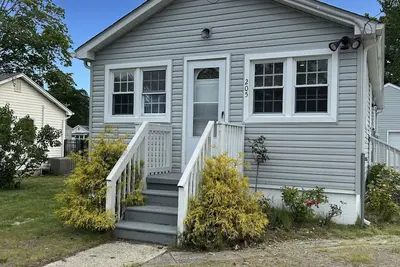 Image de Pure bayside bliss in a 2-bedroom house with Ac, WiFi and a block from the bay.