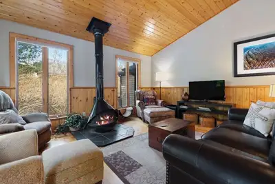 Image de Red Pine Retreat- 3br/2ba private cottage, fire pit+patio, walk to beach+shops!