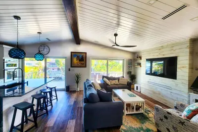 Image de 2 Bedroom Updated Canal Home