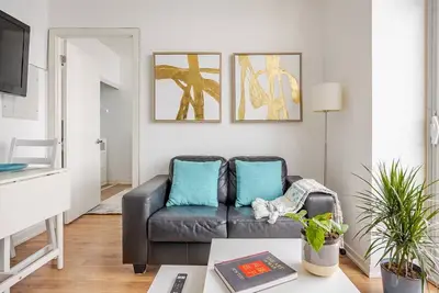 Image de Fantastic Sunset Views in Newly Renovated Beautiful Downtown Toronto