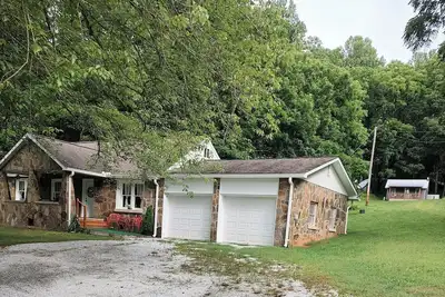 Image de Charming 5-bedroom vintage farmhouse in beautiful Franklin, Nc.