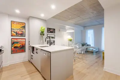 Image de Mtl Old Port Glow: Elegant Escape|+Free Parking
