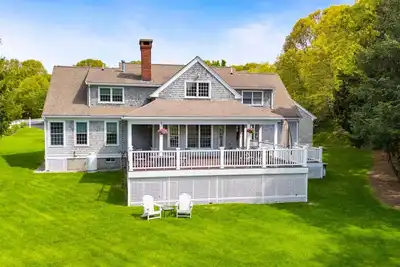 Image de Spacious 4-bedroom House Featuring Stunning Marsh Views