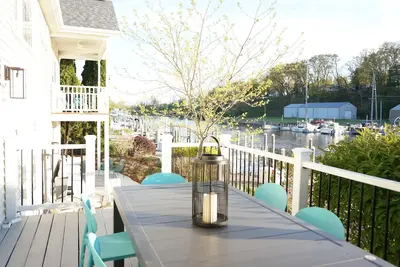 Image de The Harbor Hideout - Riverside home near Beaches, Pier, downtown shops