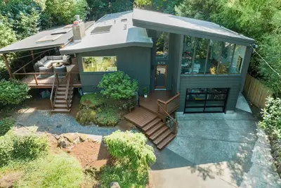 Image de Elegant Mid-Century Modern in the Heart of Lo!