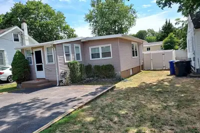 Image de Beach Bungalow in peaceful Toms River with Ac, WiFi, beach badges.
