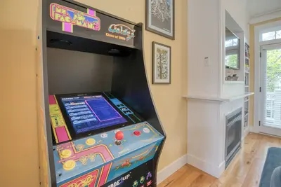 Image de Arcade, Kid + Dog Friendly, Seabrook Town Center Home, 5min. walk to beach