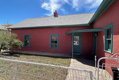 Image de Charming 1800's fully modernized farmhouse in downtown Silver City- pet friendly