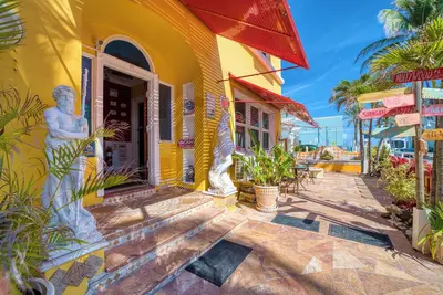 Image de 1 Br Beach Suites Steps from the Sand & Prime Location with Chairs/Bikes/Hot tub