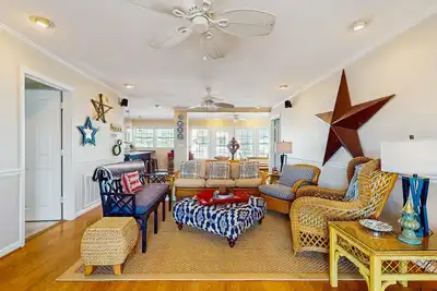 Image de Stunning waterfront home with enclosed yard and large viewing deck