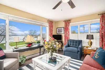 Image de Downtown Boyne City charmer with stunning Lake Charlevoix and Boyne River views.