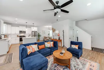 Image de Modern Home-4miles to city-Fully Fenced-Dogs ok!
