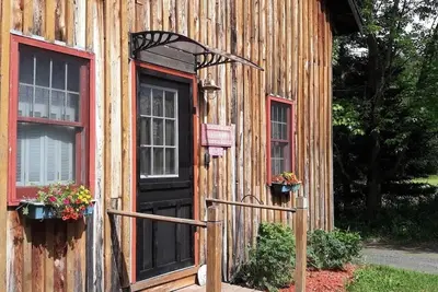 Quiet Riverfront Cottage | 2br, Pet Friendly