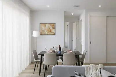 Image de 10 Min to Airport | Brand New Family 4br House
