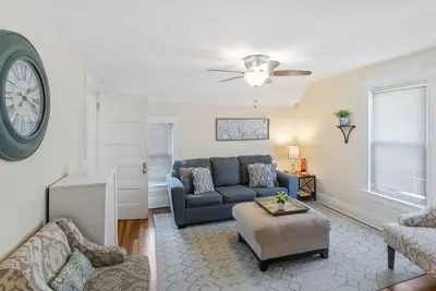Image de Beautiful updated 5 bedroom house Near Naval Base!