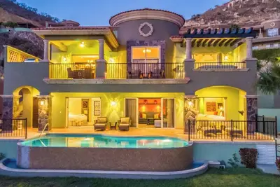 Stunning 3-bedroom villa with private pool in Cabo San Lucas