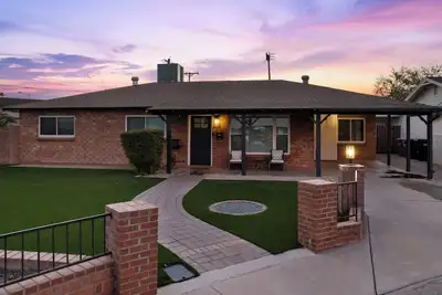 Image de House in Old Town Scottsdale with Backyard paradise- Pool, Hot tub, Golf, Games