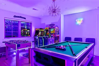 Image de Sleep 16 - Mini Golf-Patio-Arcade-Pool Table & Fun - Dal - Easy Airport Access