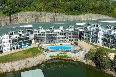 Image de Lake of the Ozarks Premier lakefront 3-bedroom condo. Fishing, Swimming, boating.