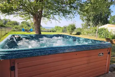 Image de Lakeview Retreat - Hot tub, Firepit and Lake View!