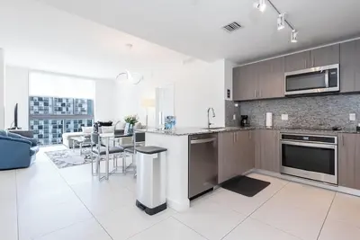 Image de Chic 2-bedroom & Sofa Bed condo with WiFi in Downtown Doral, enjoy many places