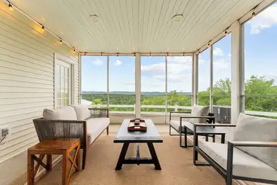 Image de Gated Lake View Condo W/ pool, private boat ramp, putt putt, views of lake