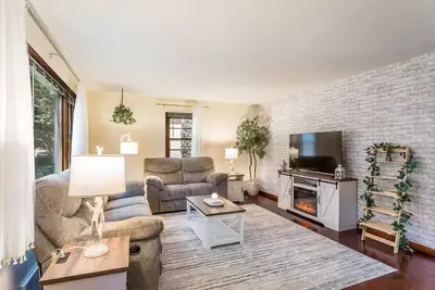 Image de Sunlit Serenity: Near McKennan Park! Pool Table : Sleeps 8