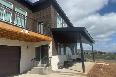 Image de Modern Rustic Cabin - Sleeps 26 - Hot Tub, Theatre, Pickleball, Putting Green