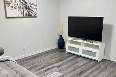 Image de Cozy 1 bedroom basement suite on Howse Crescent + 15 minutes to Airport