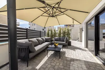 Image de Lavea Breeze - Lavish Beachfront Apartment in Trogir - 3 Bedrooms - Shared Pool