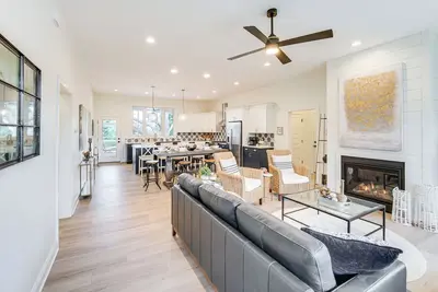 Image de Walk to Lake Erie: Sleek Retreat w/ Screened Patio