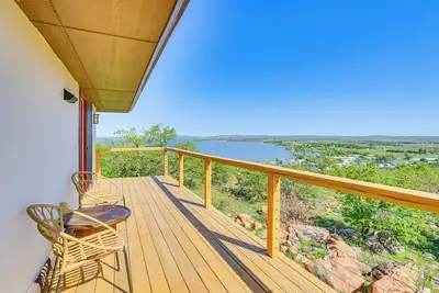 Image de Lake Lawtonka View: Mountaintop Medicine Park Home