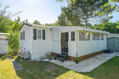 Image de Mobile Home 'La Tremblade' avec piscine partagée, terrasse privée et jardin