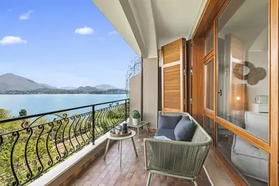 Image de Elegant Panorama Lake View With Pool