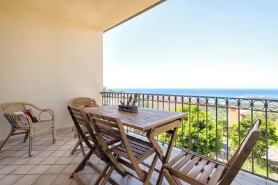 Image de Appartement 'Due Passi Dal Mare' avec vue sur la mer, jardin privé et climatisation