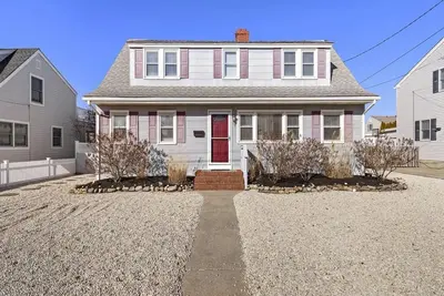 Image de Ocean side single family home. Close to the Beach!